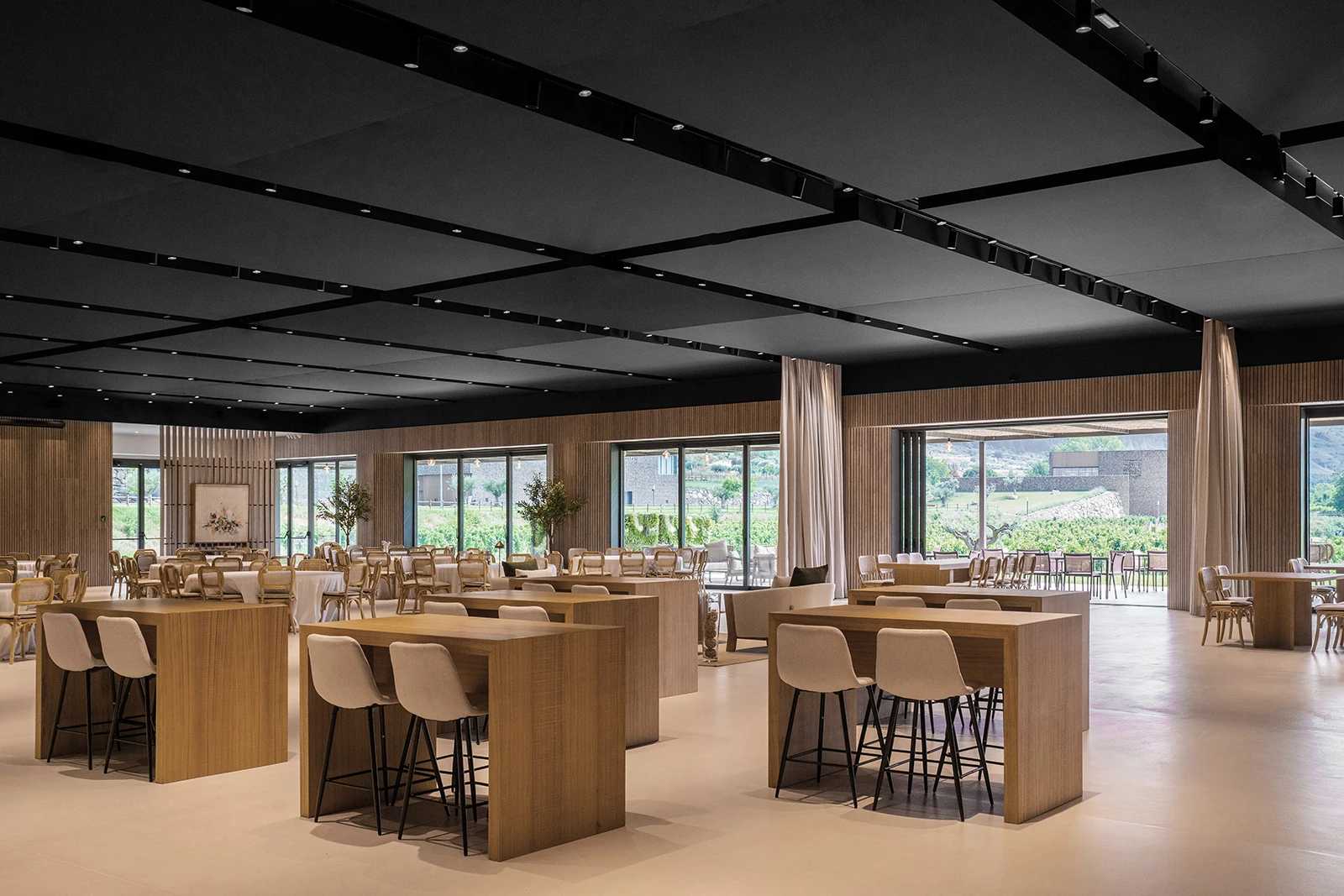 Winebar Vinos de Finca Palacios en Nalda, rodeado de viñedos y con los riscos de la Rioja como fondo
