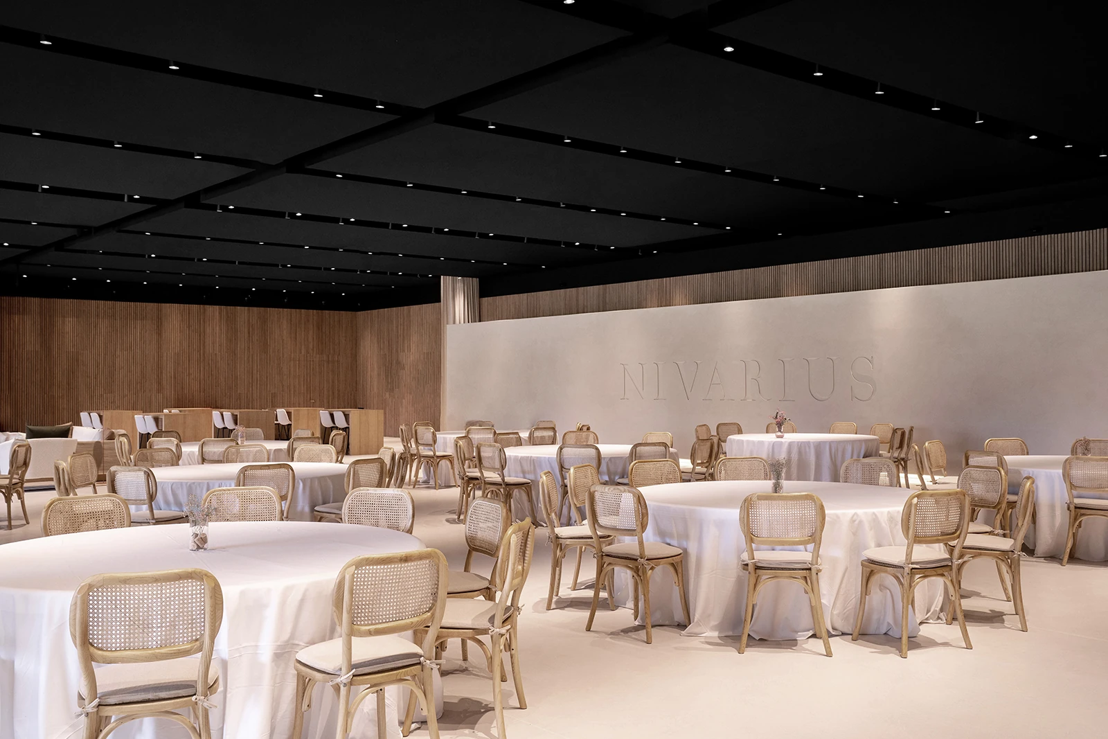 Winebar Vinos de Finca Palacios en Nalda, rodeado de viñedos y con los riscos de la Rioja como fondo