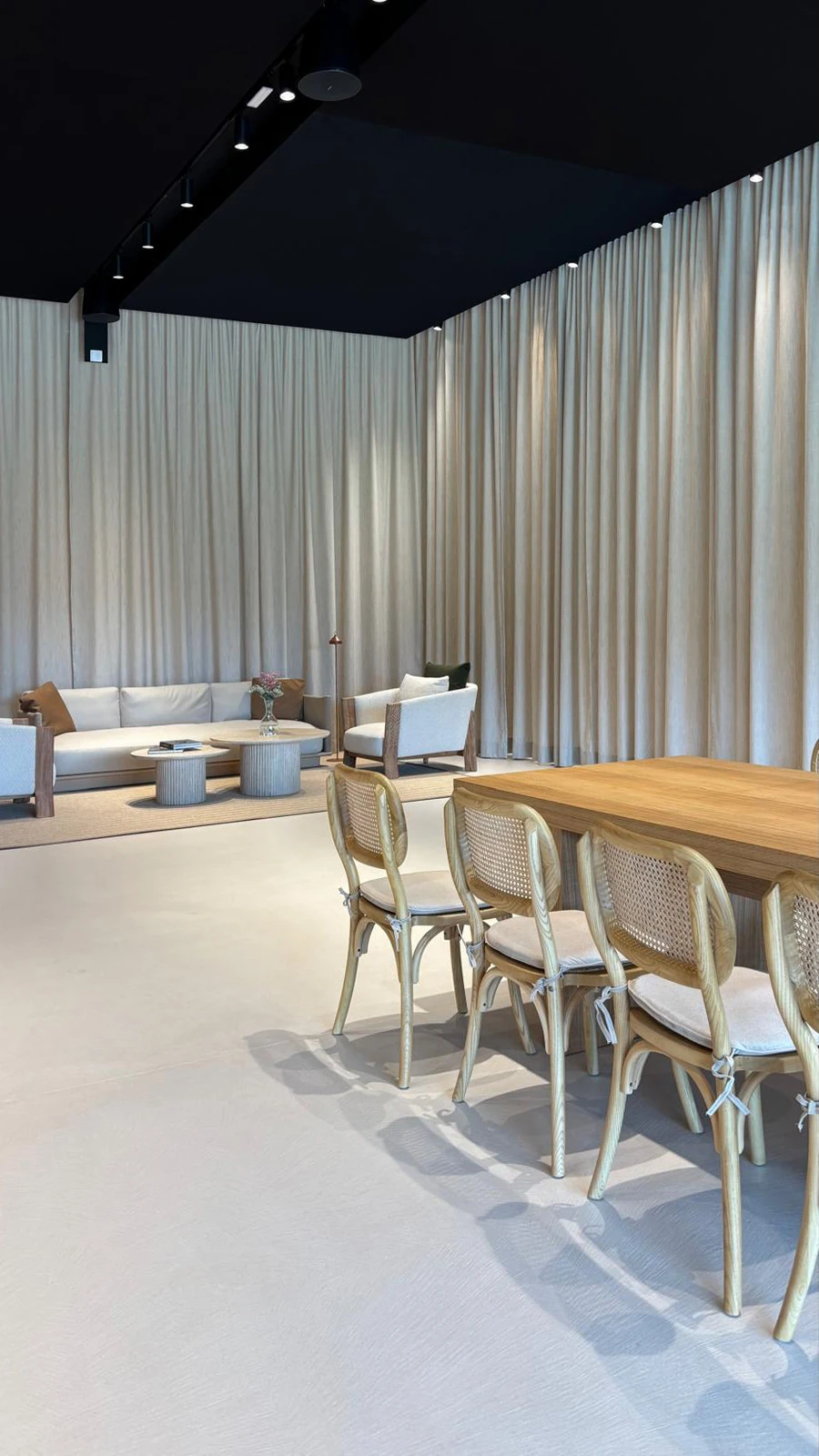 Winebar Vinos de Finca Palacios en Nalda, rodeado de viñedos y con los riscos de la Rioja como fondo