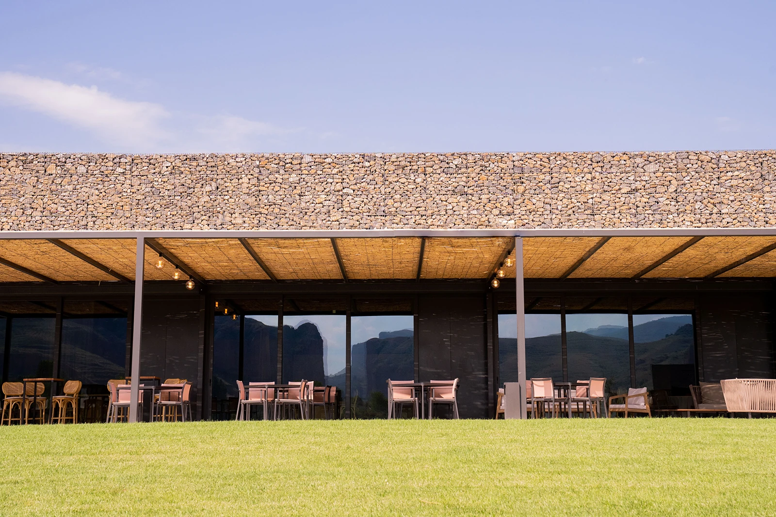 Winebar Vinos de Finca Palacios en Nalda, rodeado de viñedos y con los riscos de la Rioja como fondo