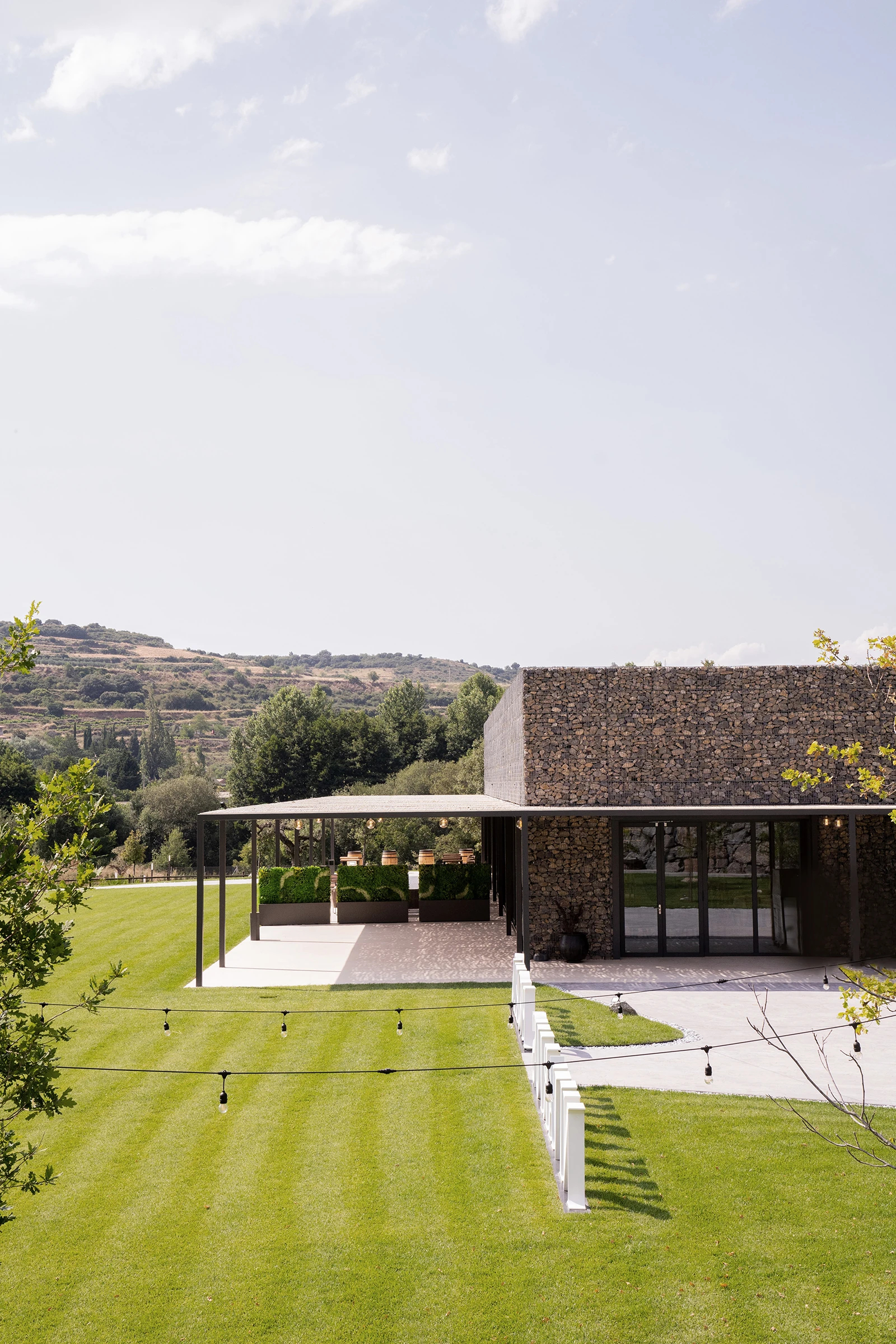 Winebar Vinos de Finca Palacios en Nalda, rodeado de viñedos y con los riscos de la Rioja como fondo