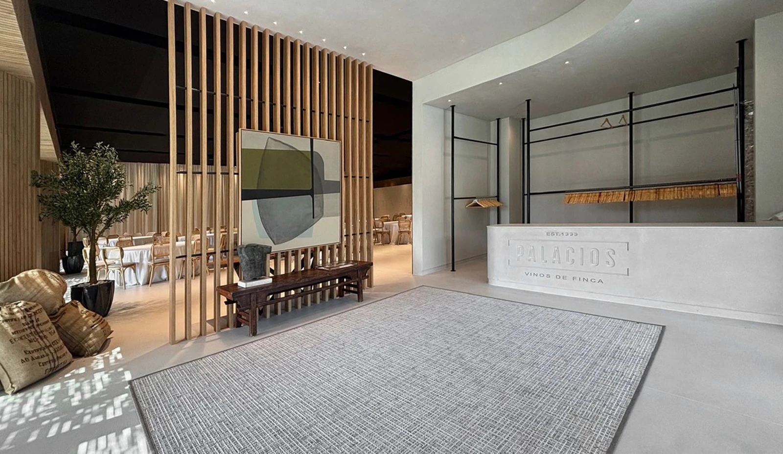 Winebar Vinos de Finca Palacios en Nalda, rodeado de viñedos y con los riscos de la Rioja como fondo