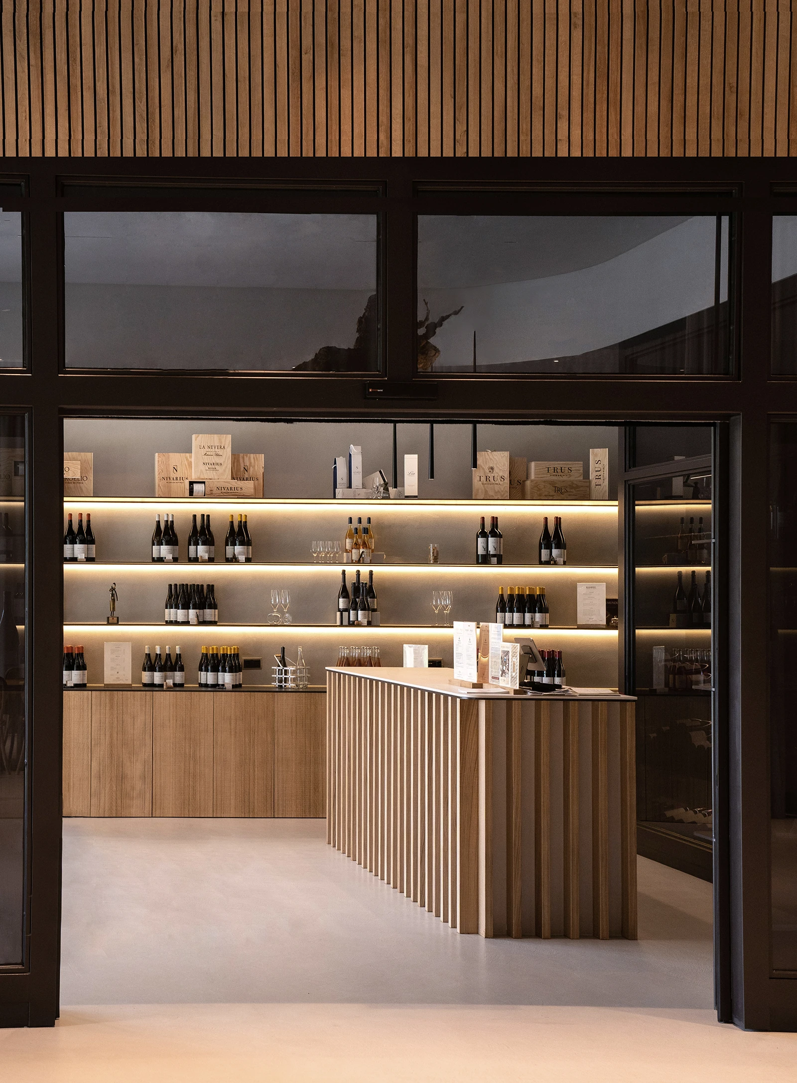 Winebar Vinos de Finca Palacios en Nalda, rodeado de viñedos y con los riscos de la Rioja como fondo