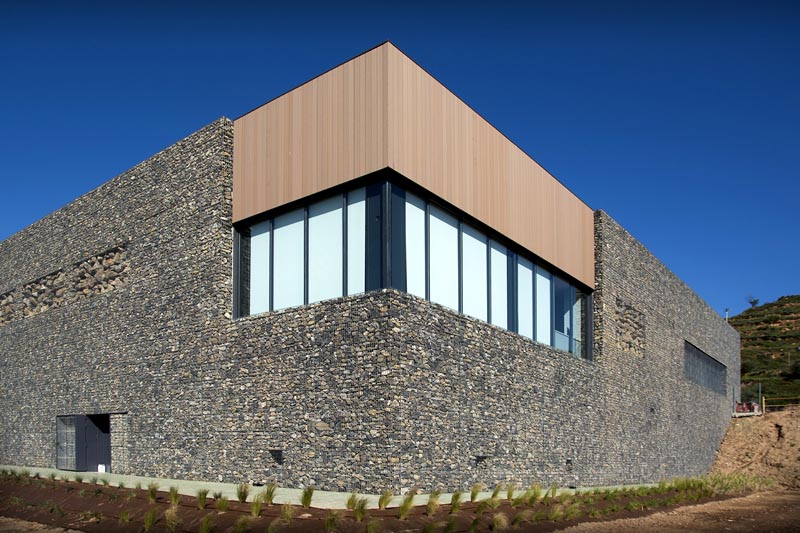 Se muestra la fachada de la bodega