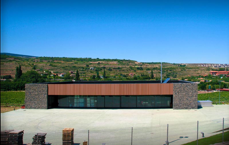 Se muestra la fachada de la bodega