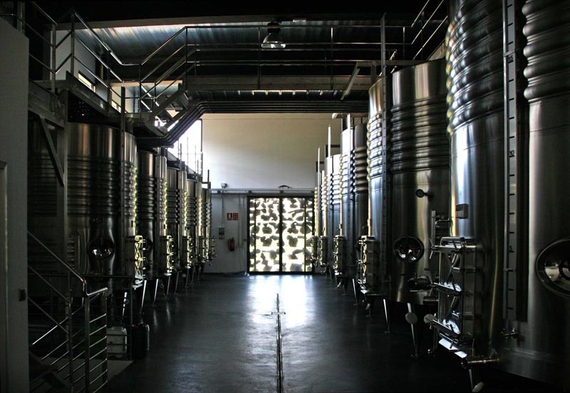 Se muestran los depósitos de la bodega
