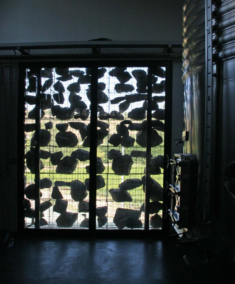 Se muestra los tragaluces de las ventanas de la bodega