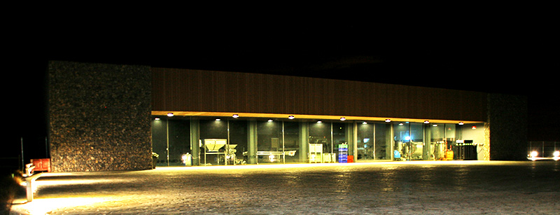 Vista nocturna de la bodega