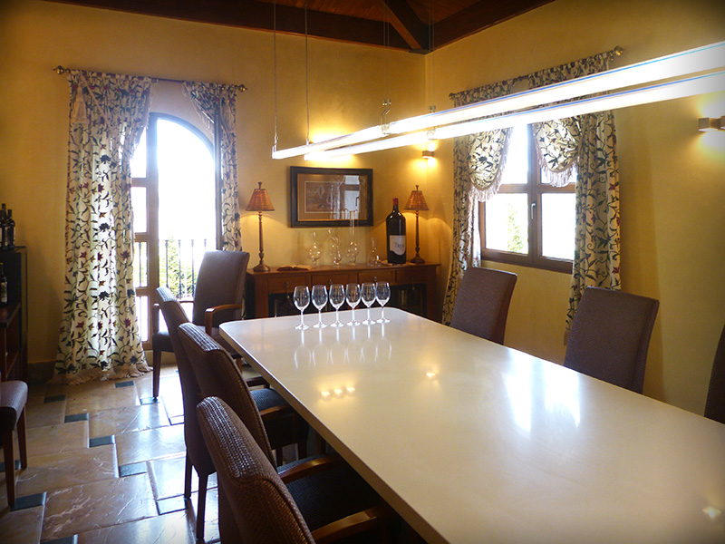Se muestra la mesa de las catas de vino