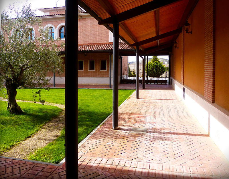 se muestra el patio interior con el porche