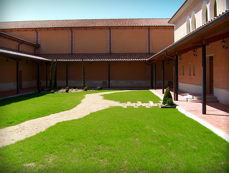 Se muestra el patio interior de la bodega