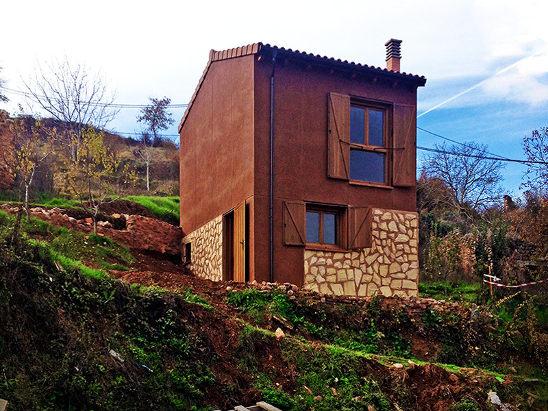 Vista frontal de la casa desde la derecha ya reformada