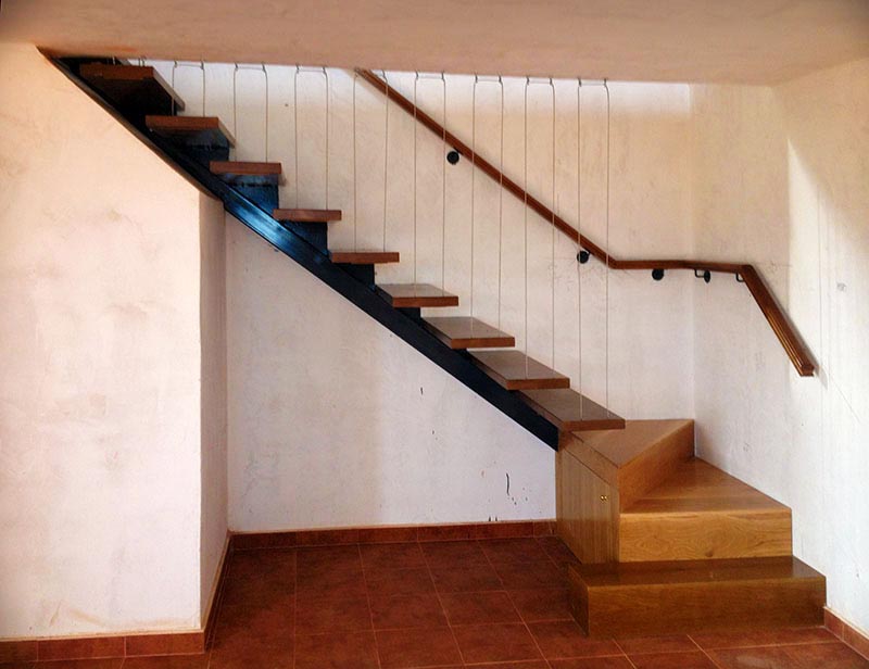 Vista de las escaleras del interior reformado