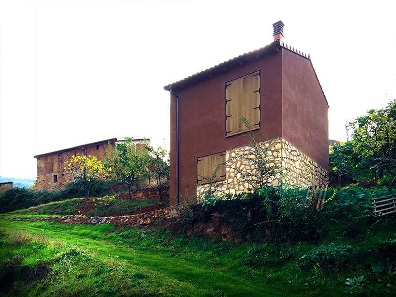 Vista frontal de la casa desde la izquierda ya reformada