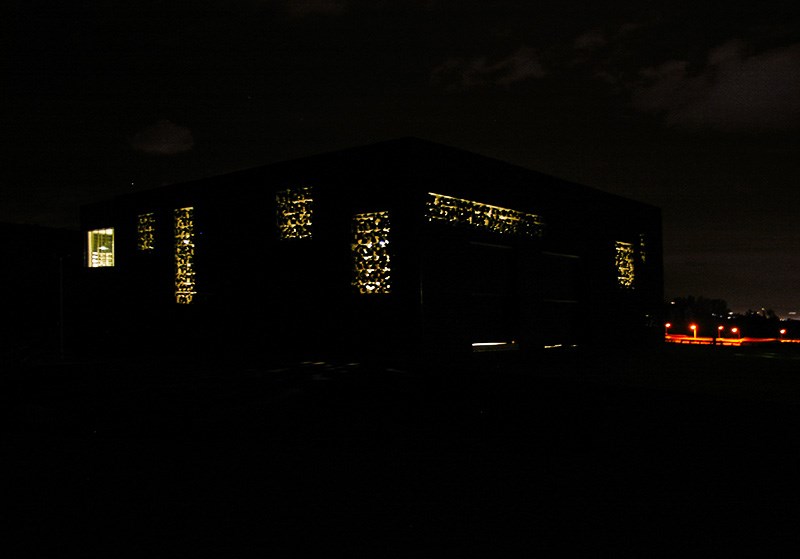 Vista nocturna de la bodega