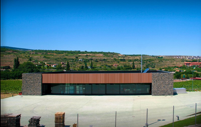 Se muestra el edificio de la bodega por la parte posterior