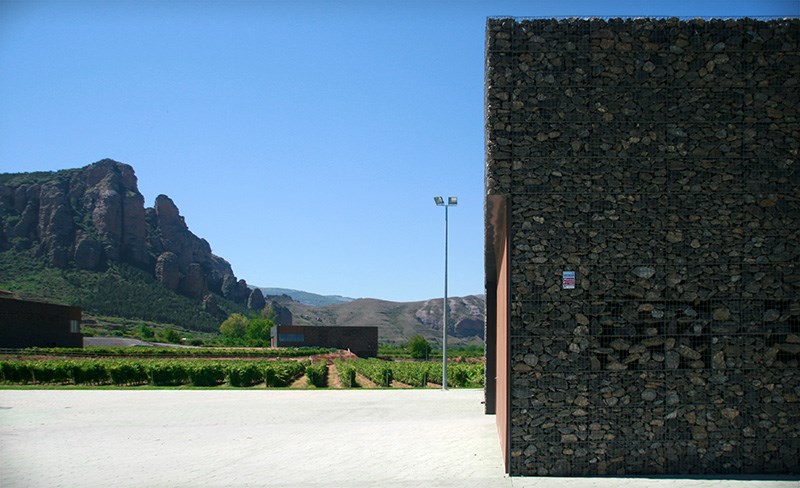 Se muestra el patio trasero de la bodega