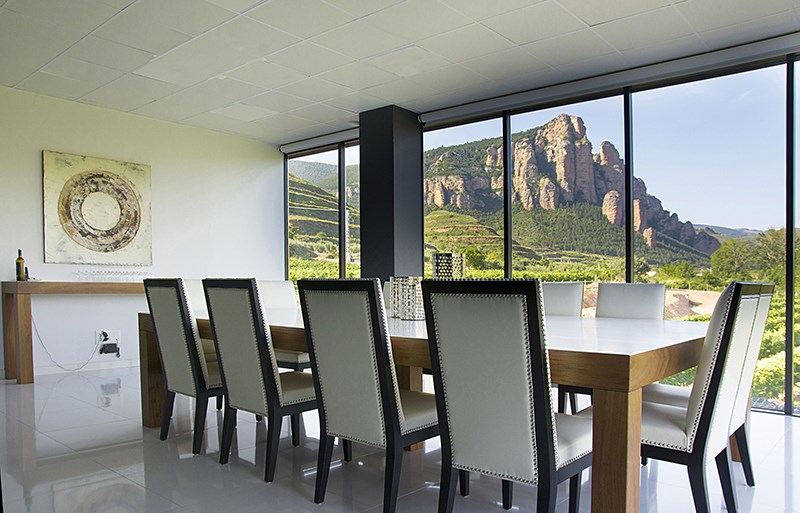 Se muestra la mesa en la que se llevan a cabo las catas de vino