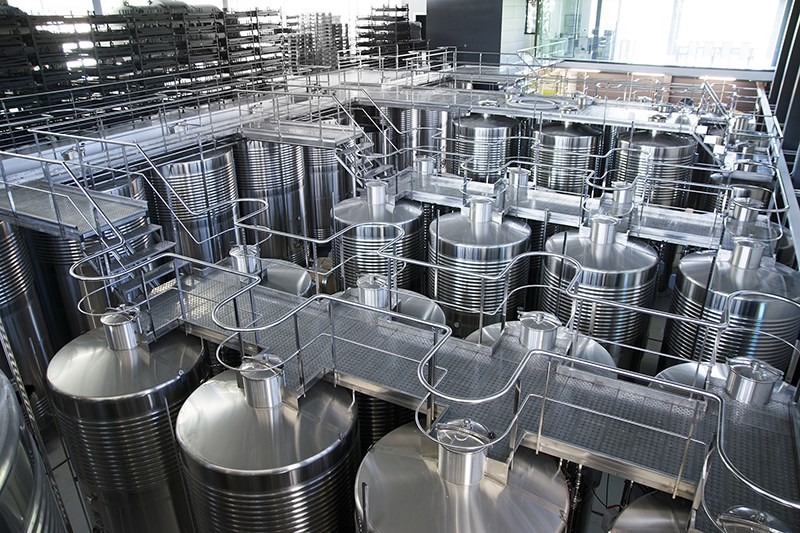 se muestran los depositos de vino de la bodega