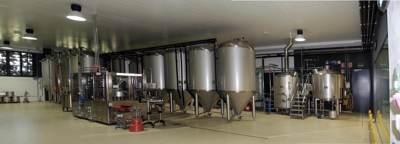 Imagen de los depósitos de cerveza dentro de las instalaciones