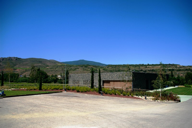 Se muestra la fachada posterior de la bodega