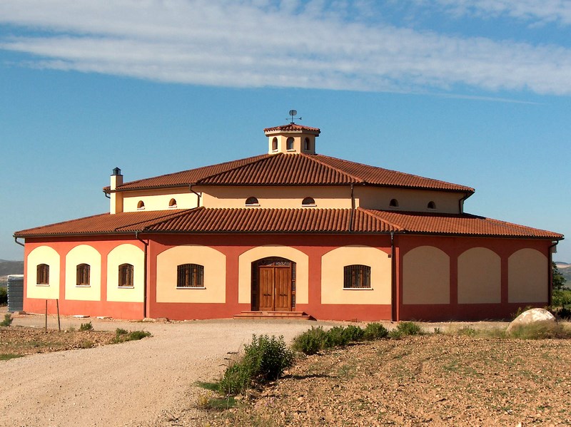 Se muestra la fachada de la bodega