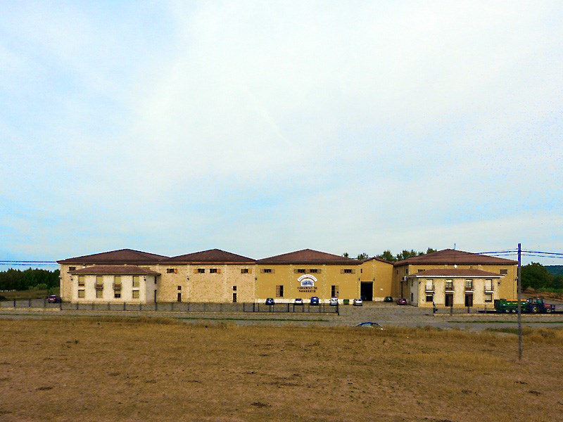 Vista posterior de la fachada de la bodega