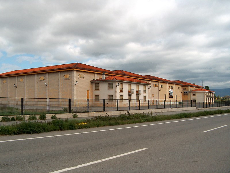 Vista del edificio de la bodega desde la carretera