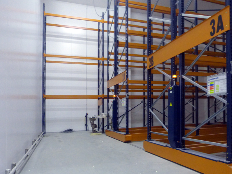 Se muestra el interior de la nave industrial