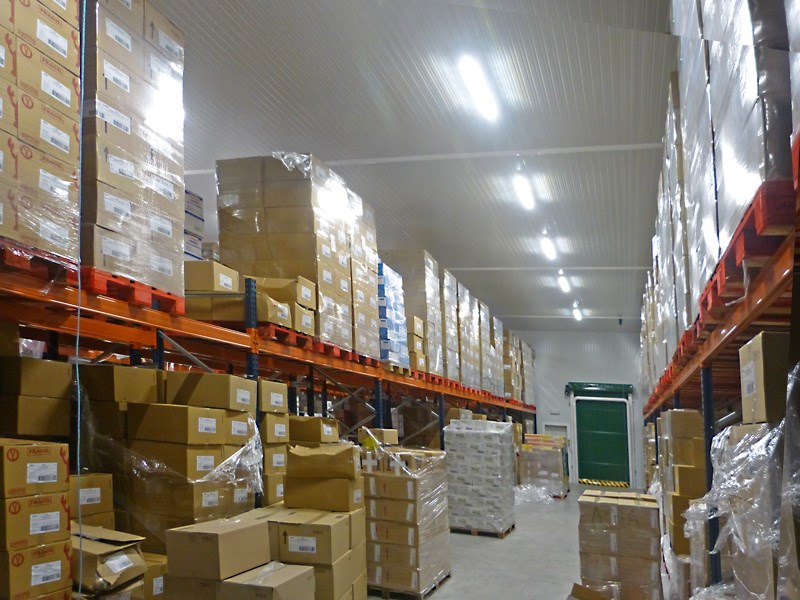 se muestra el almacen lleno de cajas de cartón