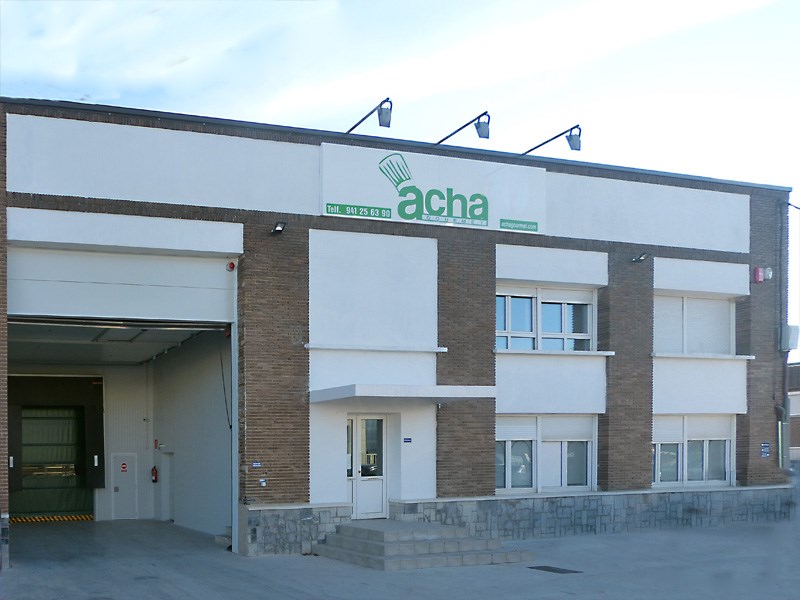 Se muestra la fachada principal de la empresa