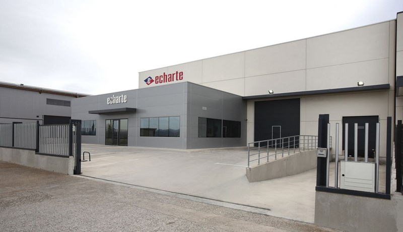 Se muestra la fachada exterior con el acceso al taller