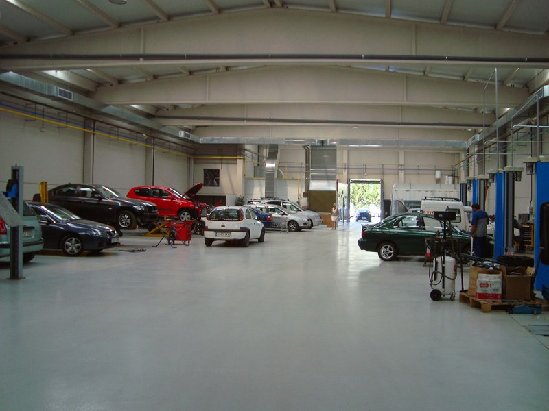 Se muestra el interior del taller lleno de coches