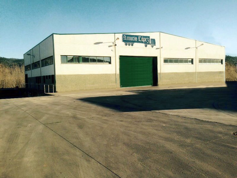 Se muestra la fachada principal y la entrada al edificio