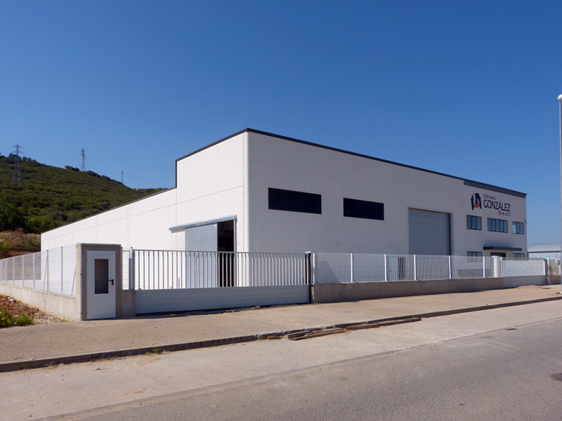 Se muestra la fachada de la empresa