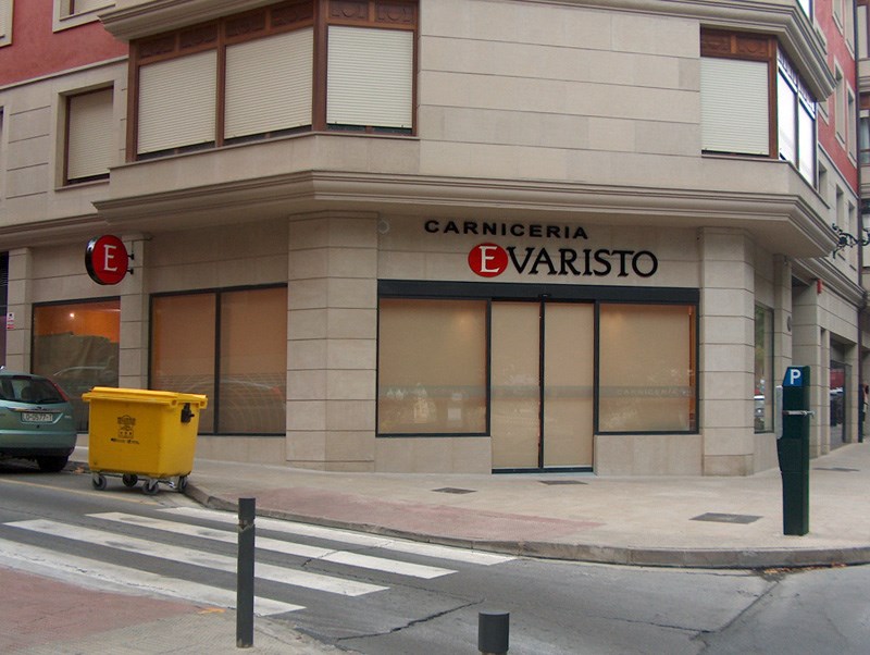 Se muestra la fachada del edificio
