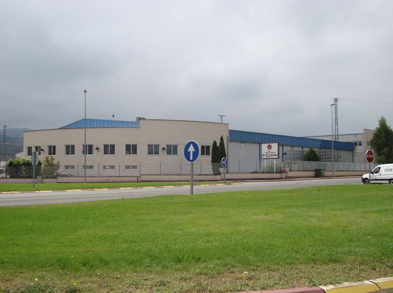 Se muestra el edificio visto desde la carretera